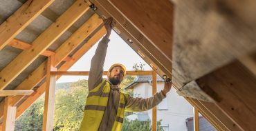 carpenter-man-working-roof-370x190