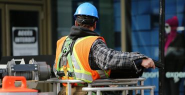 construction-worker-569126_1920-370x190